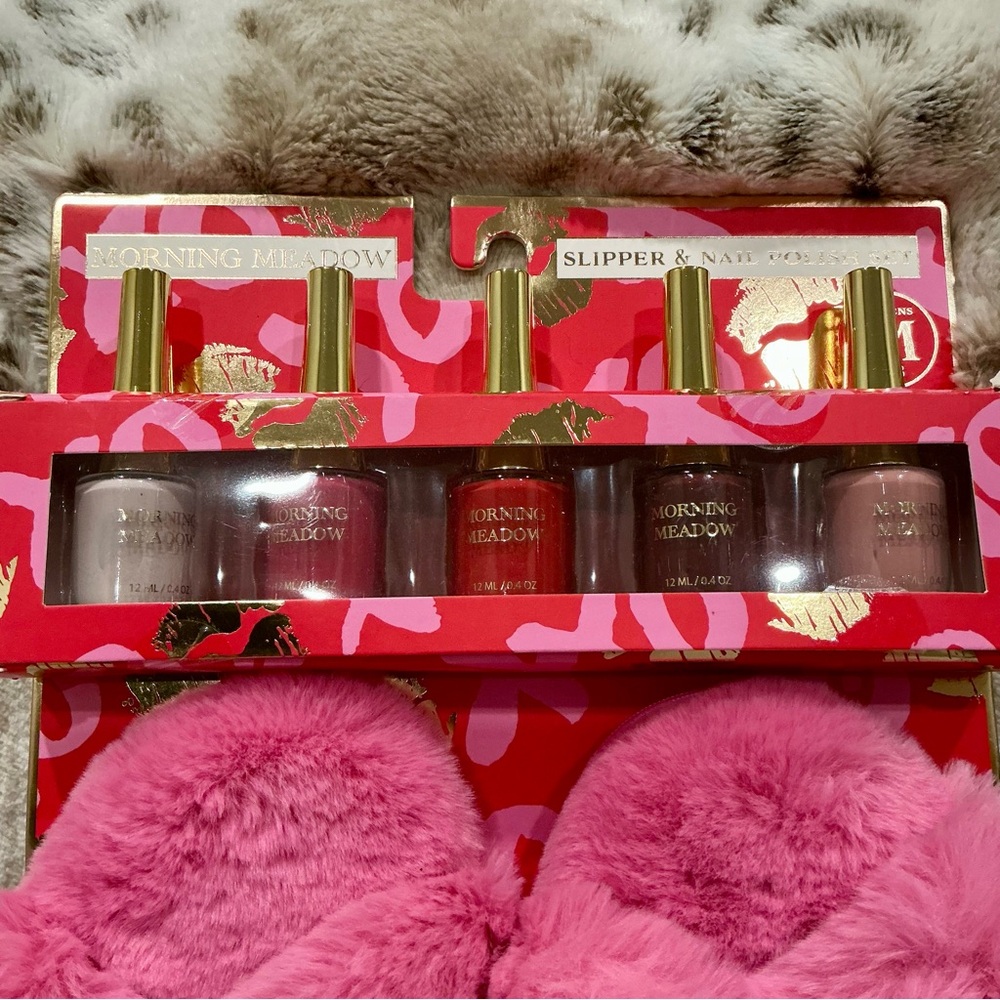 ✨💎NWT💎✨ HOUSE SHOE AND NAIL POLISH SET !  GREAT GIFT!  Size M - Picture 2 of 6